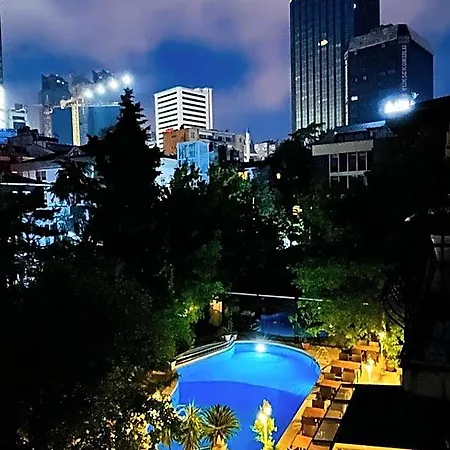 Blanche & Garden Pool