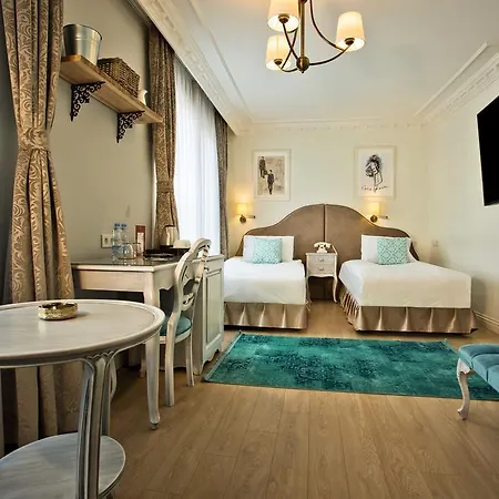 Blanche & Garden Pool