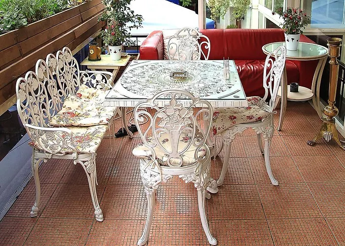 Blanche & Garden Pool 酒店 3*