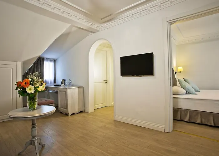 Blanche & Garden Pool