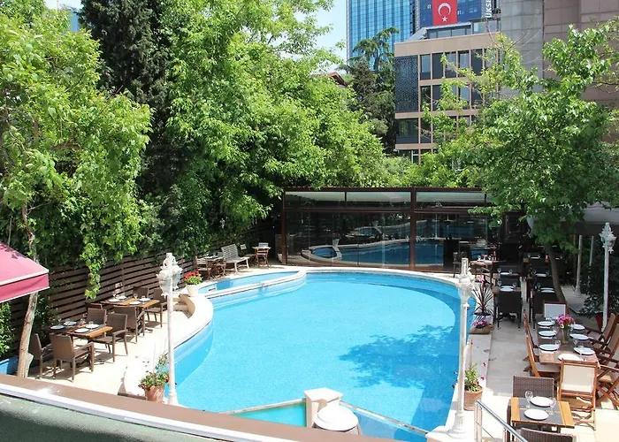 Blanche & Garden Pool