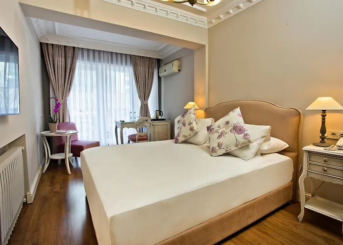 Blanche & Garden Pool