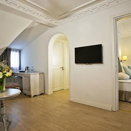 Blanche & Garden Pool