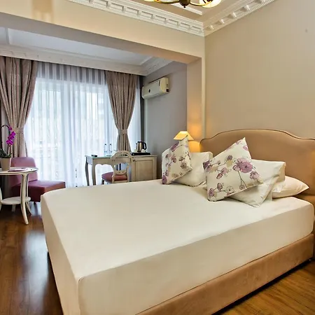 Blanche & Garden Pool